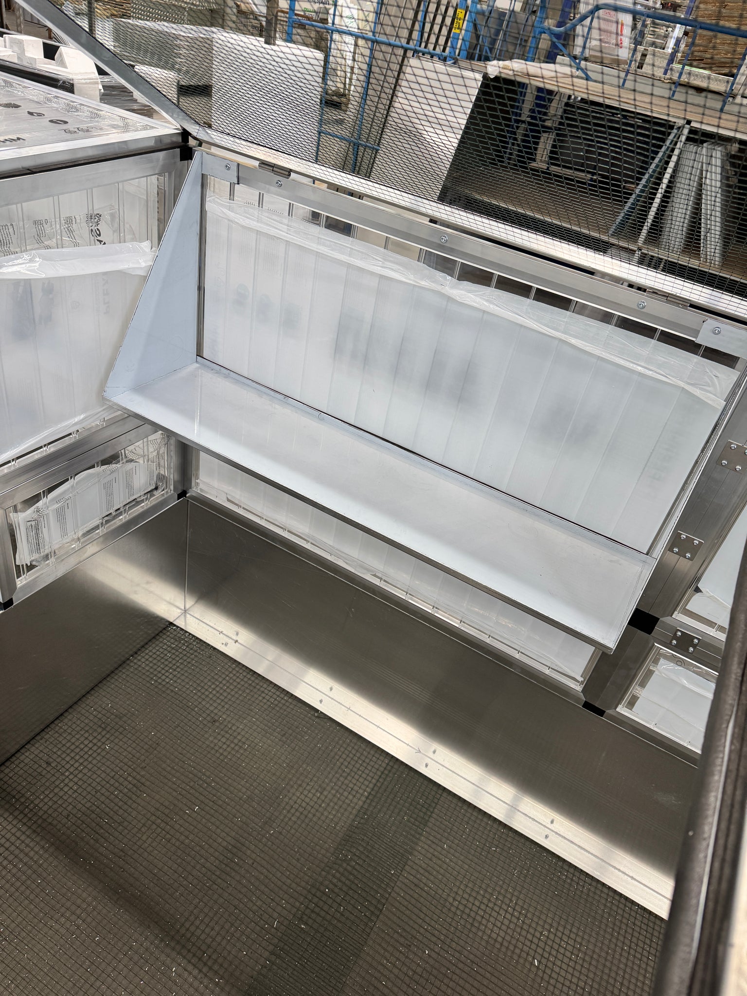 Befestigung an der Rückwand des Frühbeets