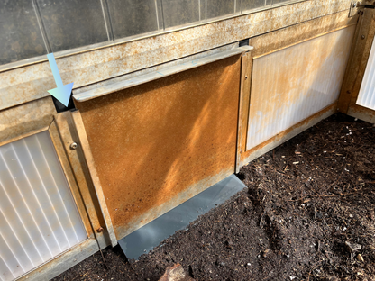 Blechtür mit Halteschienen