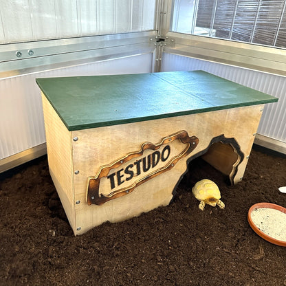 Holzhaus für Schildkröten im Frühbeet